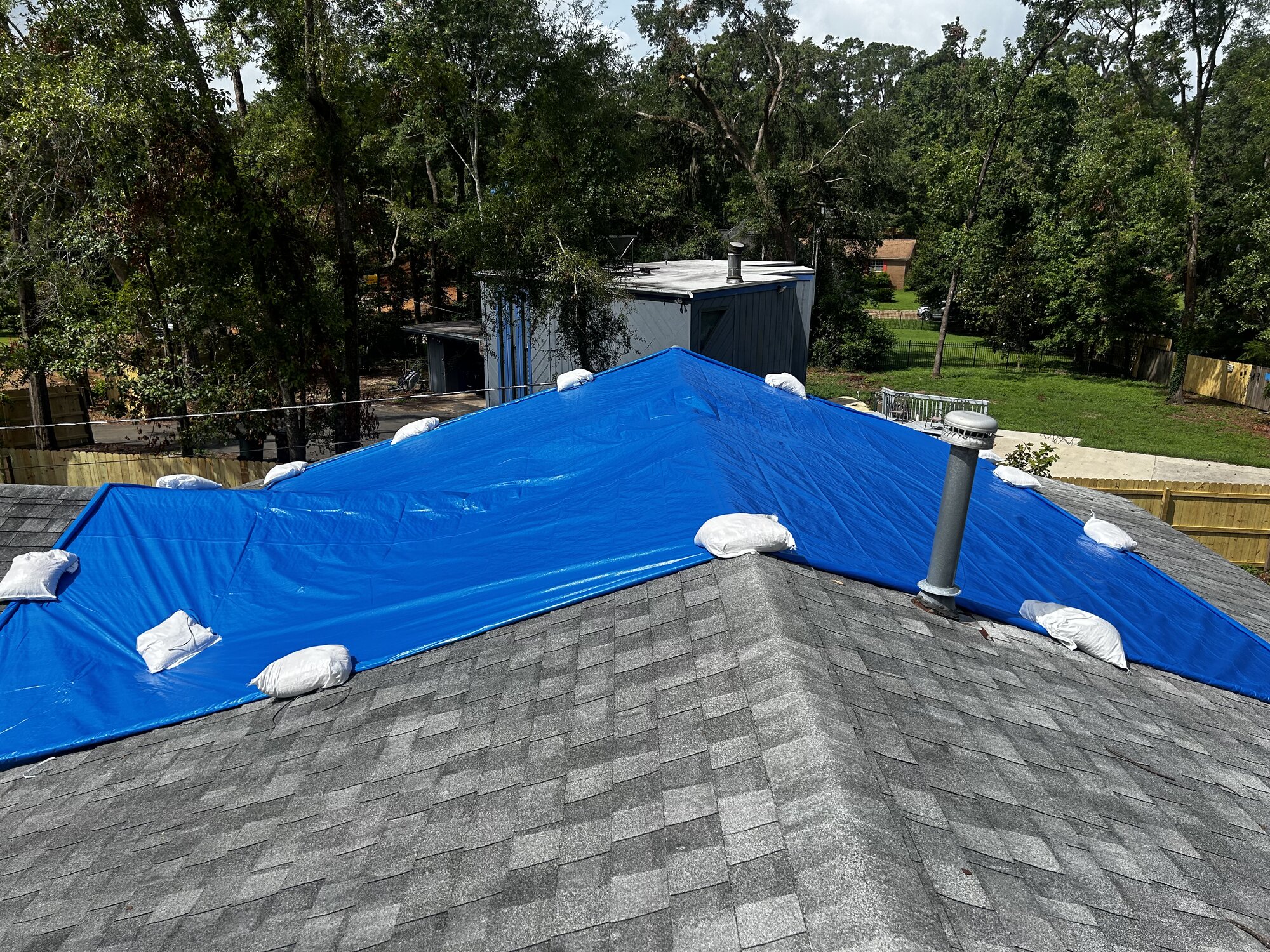 Hurricane roof protection - non-destructive sandbag tarping method